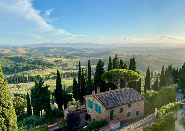 Comment trouver une maison de vacances en Toscane avec des cours de cuisine et des randonnées guidées?