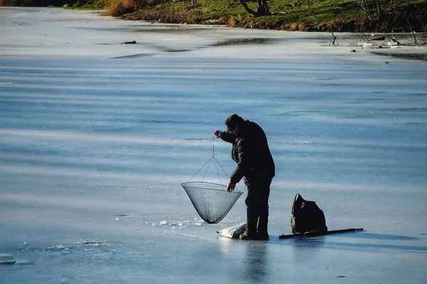 Où trouver les meilleures expériences de pêche sur glace en Finlande?